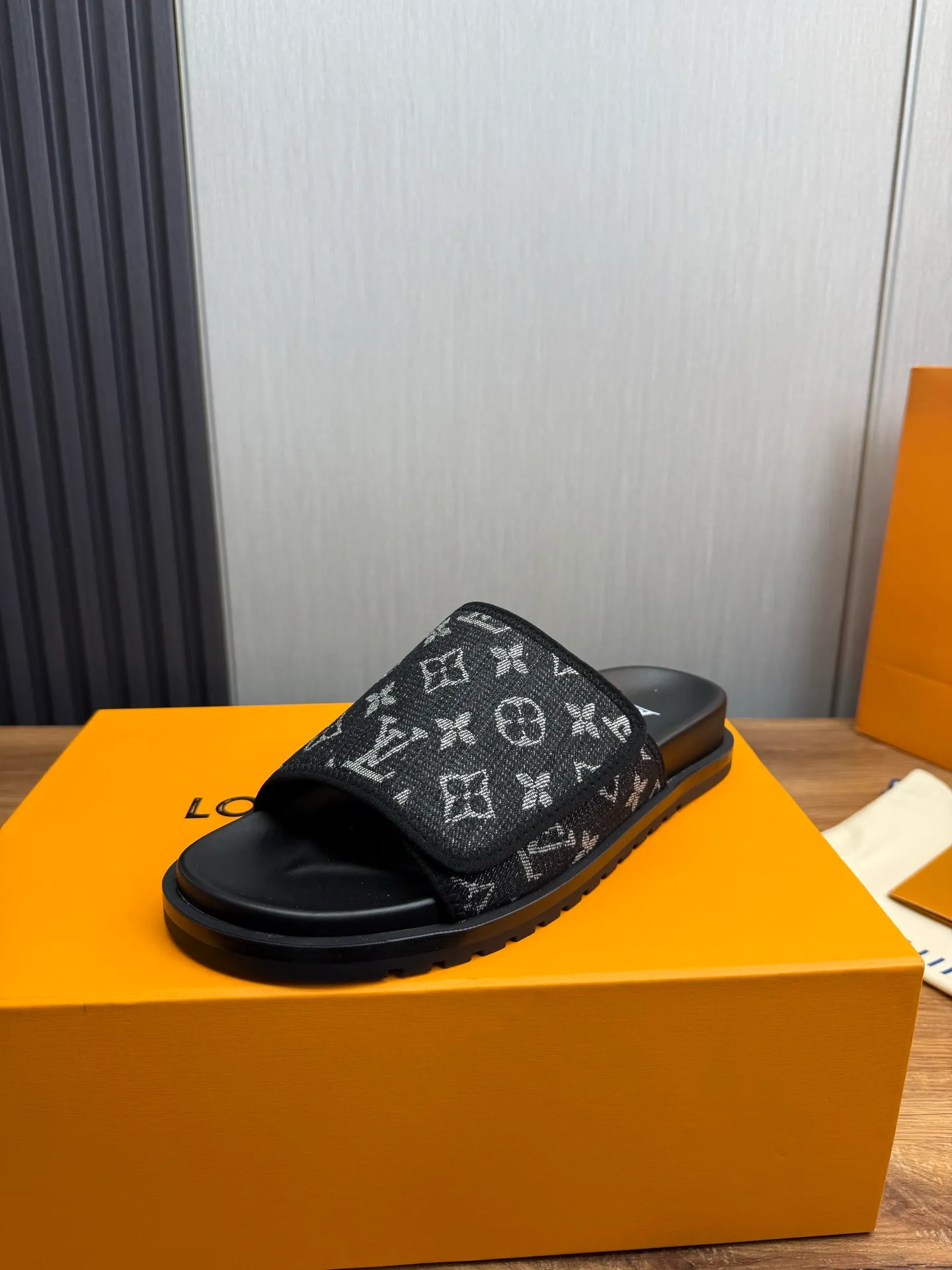 Men's shoes 💰320💰 Lv. hot selling men's slippers 🔥 🩴Official website one to one production 38-45 sizes 45 46 🉑️Customized!